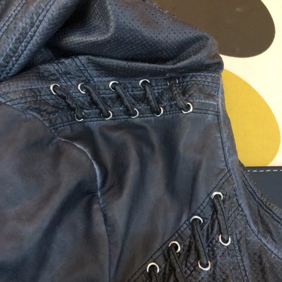 Lovely ladies soft leather jacket - Picture 2 of 3